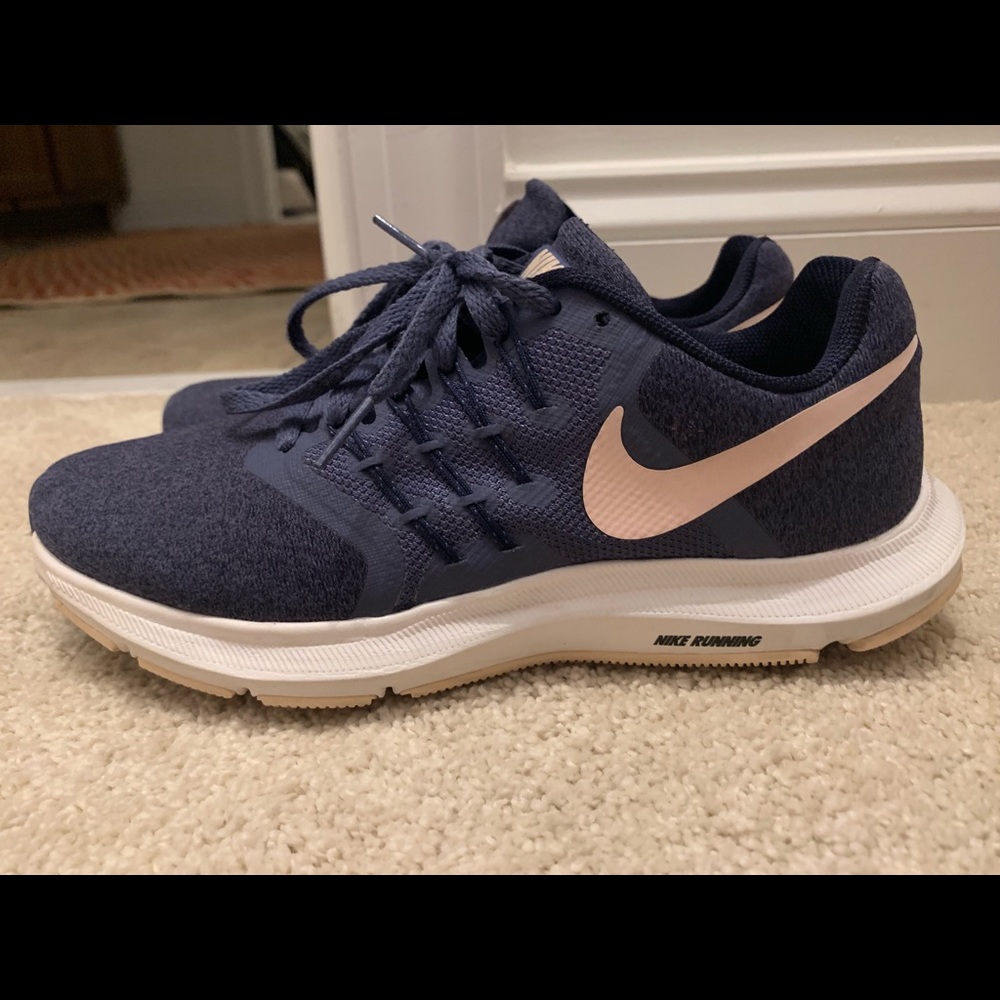 NIKE run swift tennishoes
